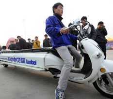 Ngỡ ngàng xe máy chở đến 12 người