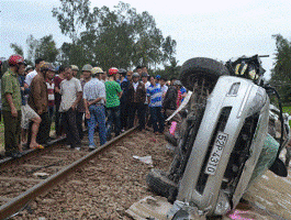 Ô tô Innova cố vượt tàu hỏa, 7 người thương vong