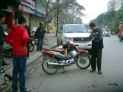 Xế hộp đánh võng trên phố, hai người nguy kịch