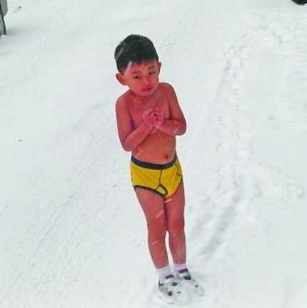 Xót xa bé trai 4 tuổi bị bố bắt mình trần trong tuyết