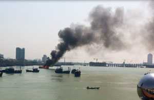 Đà Nẵng: Tàu cá cháy ngùn ngụt giữa sông Hàn