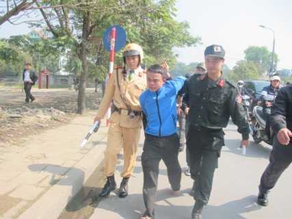 Giấu ma túy vào quần lót, bị công an bắt gọi mẹ ra cứu