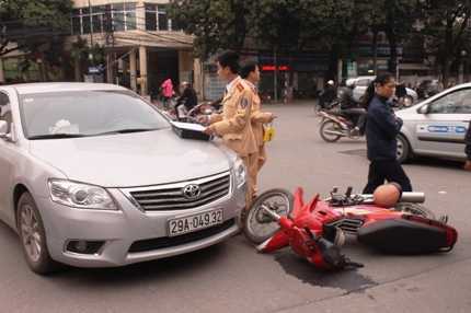 Lỡ chạm 'xế hộp', bị vây đánh hội đồng giữa phố