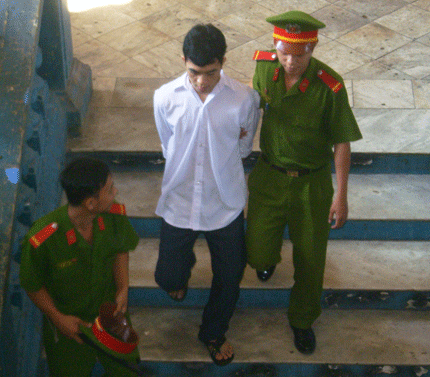 Tự đâm thủng bụng vẫn không làm xiêu lòng người đẹp