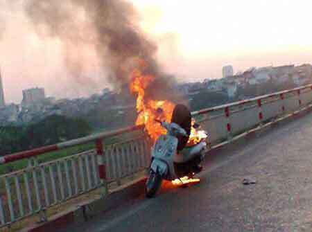 Mổ xẻ nguyên nhân cháy xe: Có phải do xăng?