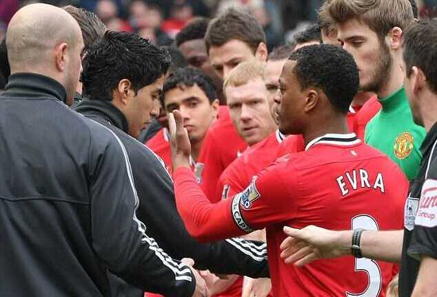 Từ chối bắt tay Evra, Suarez chọc giận 'tổ quỷ'