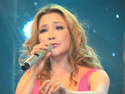 Hồ Quỳnh Hương khóc nức nở trên sân khấu