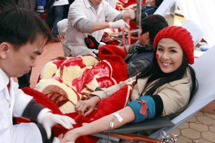 Lễ tình nhân: Ngọc Hân hiến máu cùng 300 cặp tình nhân