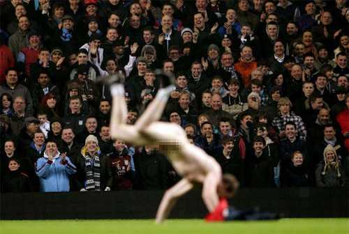 CĐV khỏa thân nhào lộn, giỡn mặt nhân viên an ninh