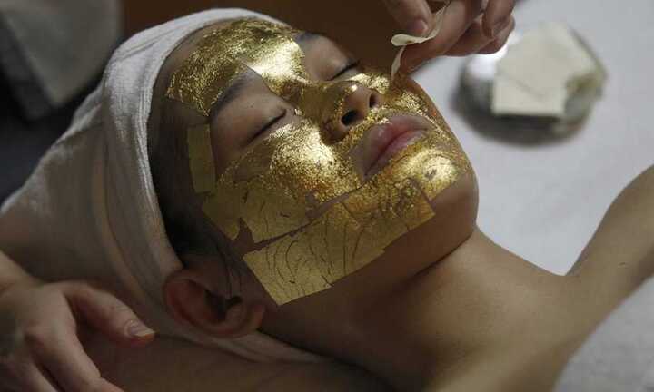 Lễ Tình nhân: Đắp mặt nạ vàng tại VN lên báo nước ngoài