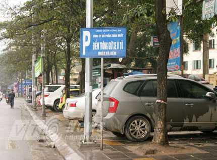 Cấm trông xe, đường vẫn bị lấn chiếm