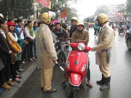 'Mỹ nhân' khoanh tay, chống lệnh CSGT