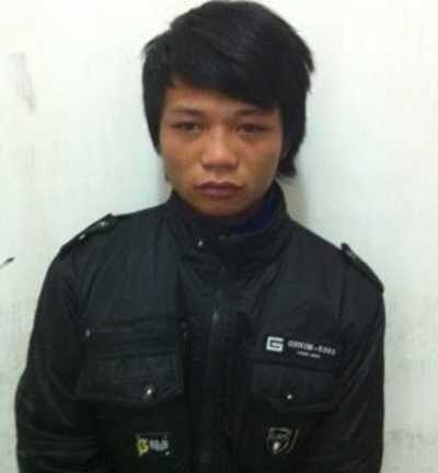 Đi làm về nhặt được dao, đâm người suýt chết