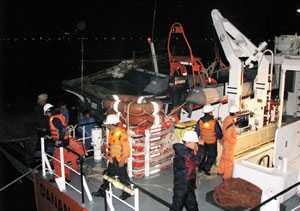 Đà Nẵng: Cứu 10 ngư dân gặp nạn trên biển
