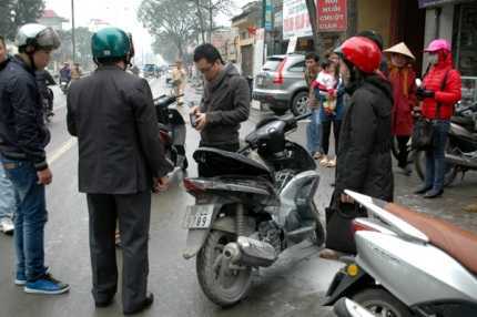 Thêm một Honda Air Blade bốc cháy giữa Hà Nội