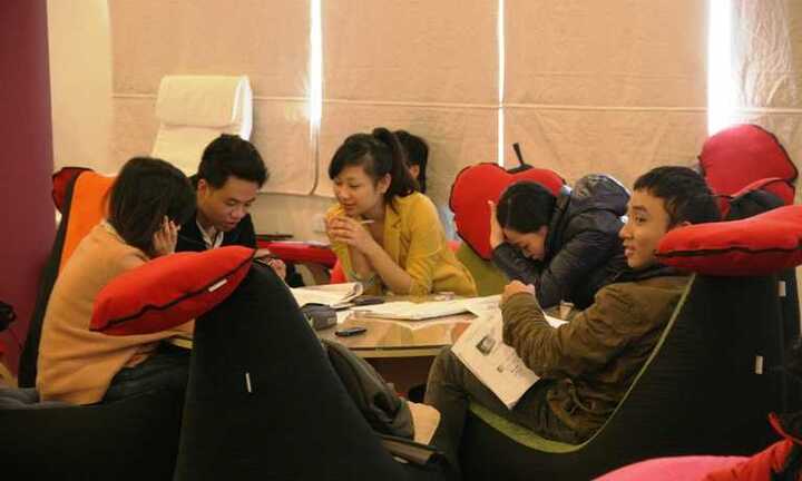 Phòng học tình yêu: Không cấm SV hôn nhau