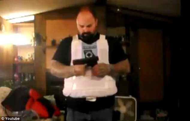 Video: Cầm súng ngắn tự bắn mình để khoe áo giáp