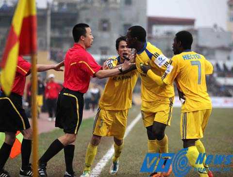 Vì sao bàn thắng của SLNA bị khước từ