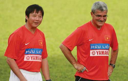 HLV trưởng ĐTQG: Làm bán thời gian, lương 200 triệu