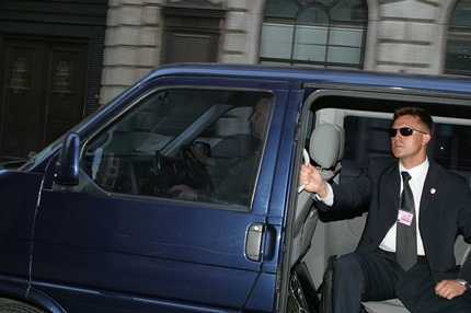 Tiết lộ tuyệt mật về những chàng áo đen bên cạnh Putin