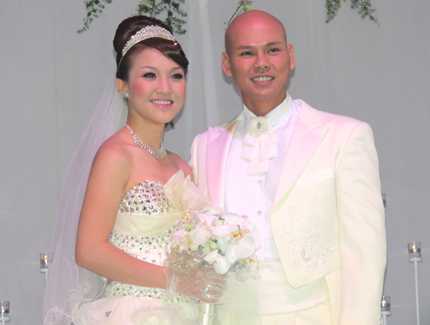 Vợ chồng Phan Đinh Tùng bỏ trăng mật, chạy sô