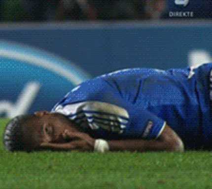 Thắng trận, Drogba nổi hứng trổ tài... ăn vạ