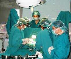 Cụ ông 79 tuổi và trái ôliu mắc trong thực quản