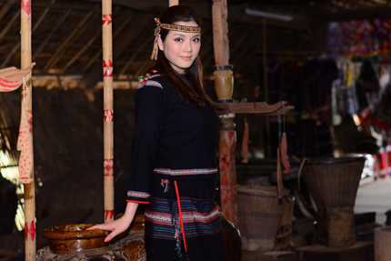 Chán váy tiền tỷ, Lý Nhã Kỳ đẹp lạ với váy Ê Đê