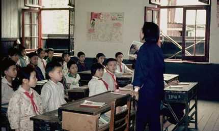 Giáo viên phạt học sinh tụt quần trước lớp