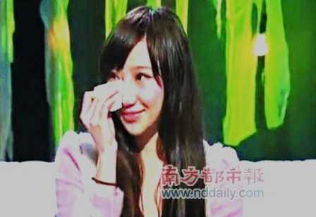 Làm MC dở tệ, bồ teen của Trần Quán Hy bị mắng té tát