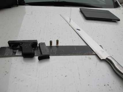 ‘Nguỵ trang’ súng trong hộp giấy đi dạo phố