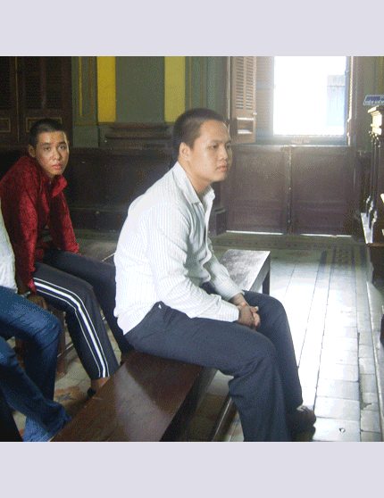 Chị bị 'hỏi thăm', em cầm dao đi 'tính sổ'