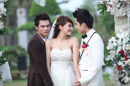 Tôi đang mắc kẹt giữa hai người đàn ông