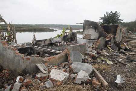 Thẩm định toàn bộ ngôi nhà bị phá của ông Vươn