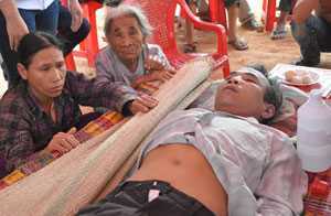 Đâm hai cán bộ rồi tự sát