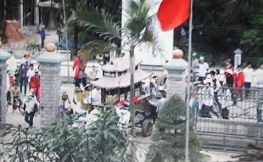 Khởi tố vụ mang quan tài vào ủy ban xã
