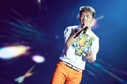 Đàm Vĩnh Hưng khoác …đầu hổ lên mình