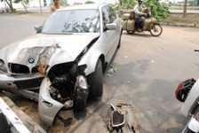 'Xế hộp' BMW húc ngã cây xanh giữa phố