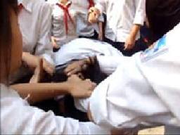 Trêu bạn gái, nam sinh bị đánh gần chết