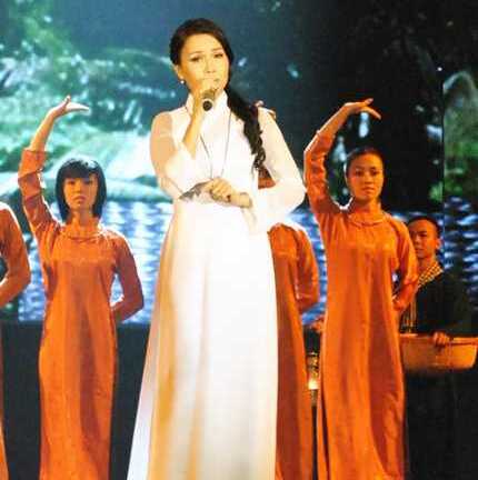 Cẩm Ly ca cải lương ngọt như mía lùi