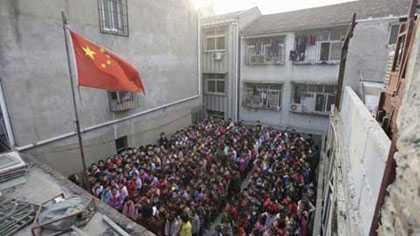 Thiếu đất, học sinh chào cờ trên mái nhà