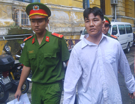 Tẩm xăng đốt người tình để cứu vớt tình cảm