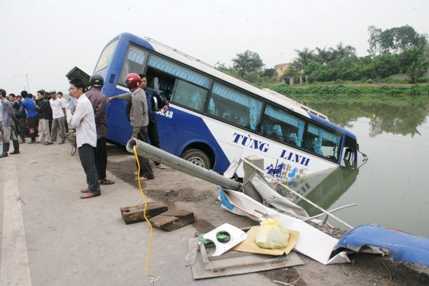 Tránh cụ già, ô tô chở khách lao xuống sông