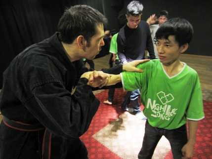 Chàng trai Pháp miệt mài dạy võ cho trẻ khuyết tật