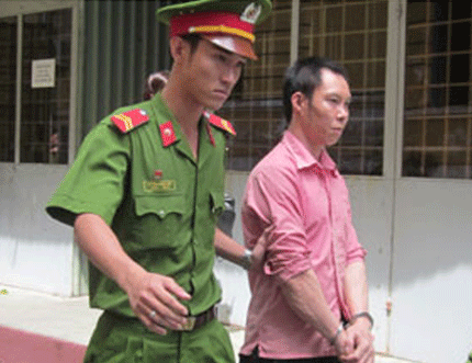 Giằng súng, tấn công công an ngay tại nhà