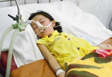 Nhờ vả không được, dùng khăn xiết cổ bé 7 tuổi