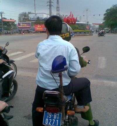 'CS 113' đi xe công chở người không đội mũ bảo hiểm