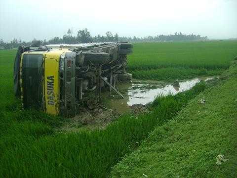 Hai xe cùng vượt, 9 người may mắn thoát chết