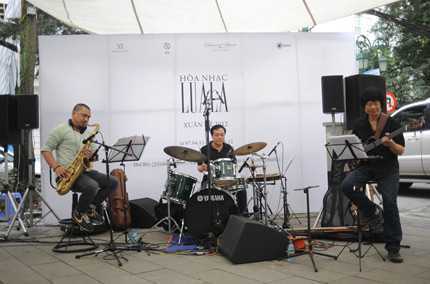 Nghe nhạc Jazz, xem triển lãm tranh trên phố Hà Nội