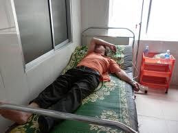 Giận dữ với bố mẹ đẻ, đánh công an gãy tay